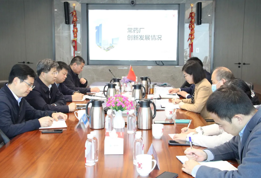 熊猫市总工会主席方国强一行赴熊猫制药厂进行调研